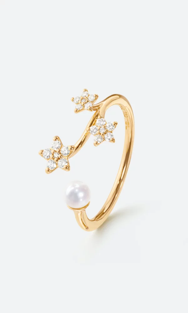 Découvrez la bague étoile filante de la maison Ole Lynggaard en or jaune 18 carats, diamants blanc et perle. Chez votre bijoutier détaillant à Avignon.