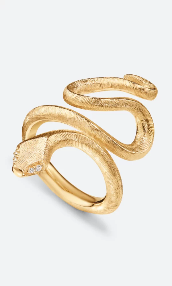 Succombez à l'élégance de la bague serpent en or jaune 18 carats et diamants de Ole Lynggaard chez votre détaillant Dumas Joaillier à Avignon.
