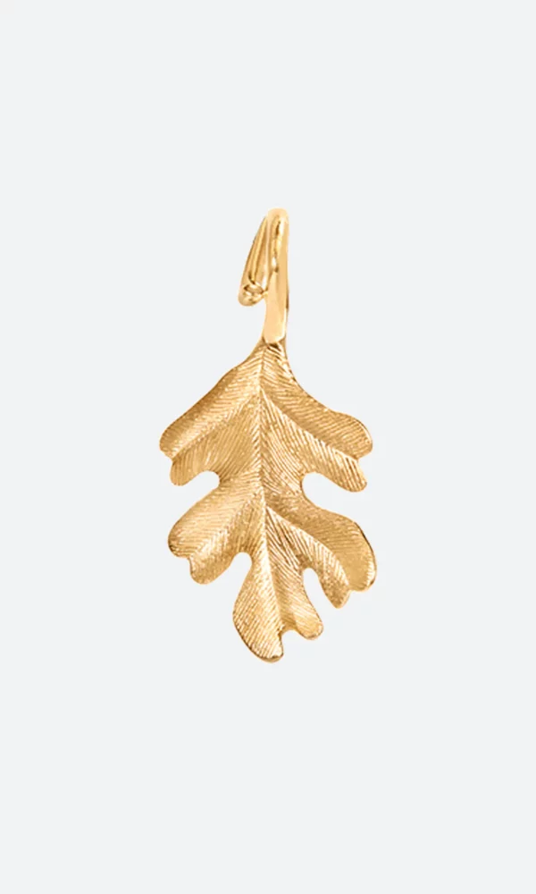Laissez-vous séduire par ce pendentif en forme de feuille de chêne en or jaune 18 carats de la maison Ole Lynggaard. Dumas Joaillier détaillant officiel