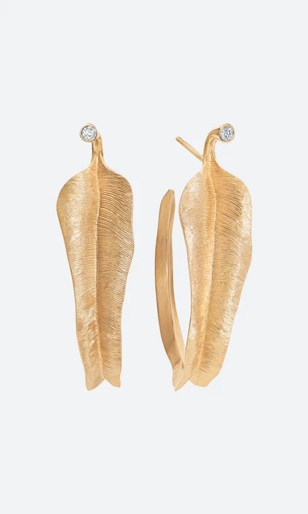 Laissez-vous séduire par les boucles d'oreilles créoles en or jaune 18 carats de Ole Lynggaard. Bijouterie Dumas Joaillier détaillant officiel à Avignon.