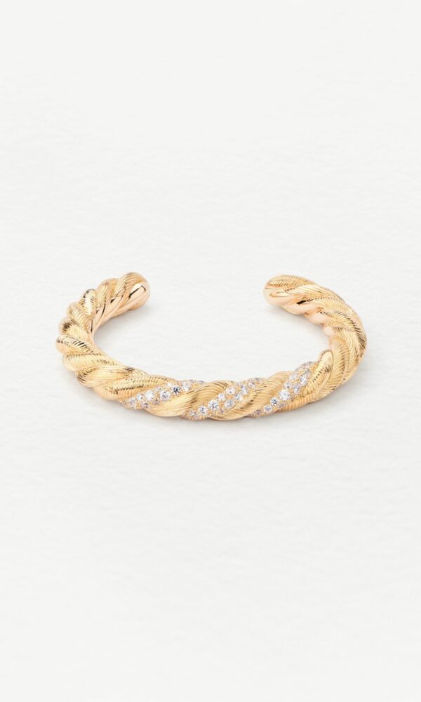 Découvrez le bracelet femme Dune de la maison Poiray chez votre détaillant officiel à Avignon Vaucluse. Réalisé en Or jaune 18 carats et diamants.