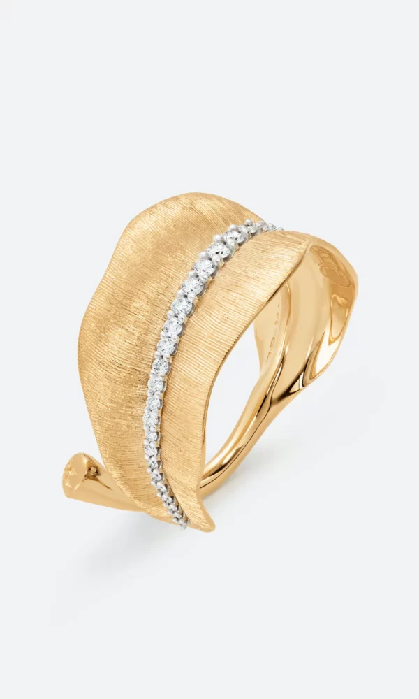 Découvrez la bague femme Leaves de Ole Lynggaard chez votre détaillant officiel Dumas Joaillier à Avignon. En or jaune 18 carats et diamants.