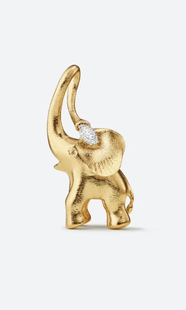 Découvrez le pendentif éléphant en or jaune 18 carats et diamants de la maison Ole Lynggaard. Conçu à la main. Distributeur officiel Dumas à Avignon