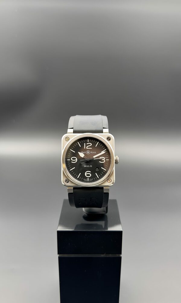 Une montre d'occasion homme de luxe ! Découvrez la BR 03-92 Bell & Ross chez Dumas Horloger. Votre bijouterie d'occasion à Avignon centre.