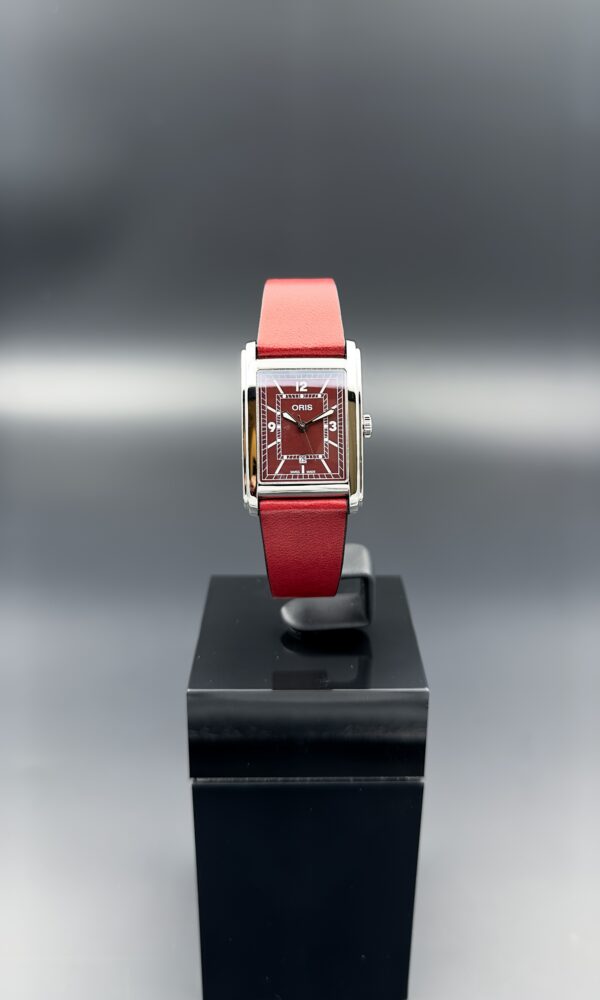 Découvrez la montre d'occasion Oris Rectangular. Un modèle de montre luxe disponible chez votre bijoutier Dumas Horloger Avignon centre ville.